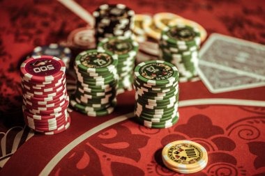 r7store Captain's Bounty live-dealer table showing card outcomes and payout display